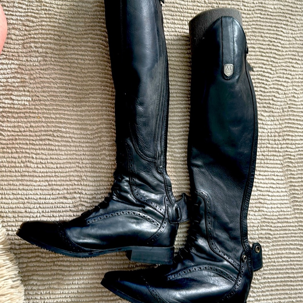 Equestrian English Field boot size 8 xslim regular. Worn once. Leather.